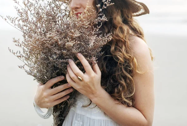 Mulher bonita com flores secas — Fotografia de Stock