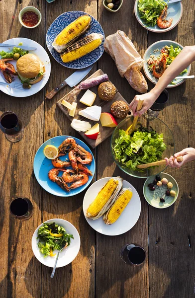 Heerlijk eten op tafel — Stockfoto