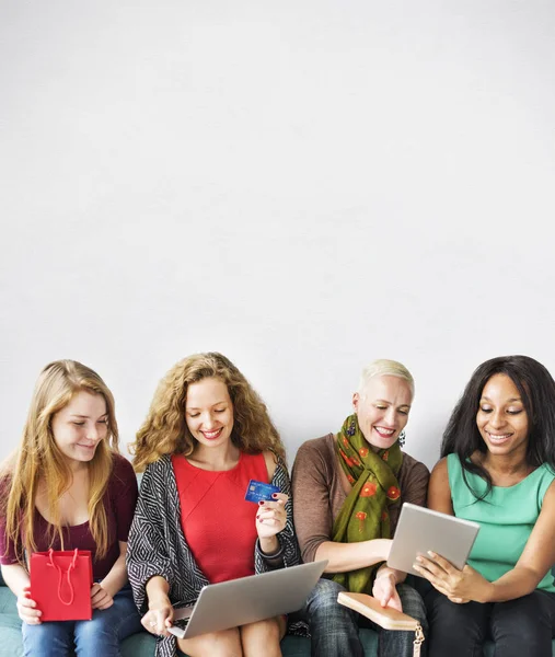 Mujeres amigos se sienta en el sofá — Foto de Stock