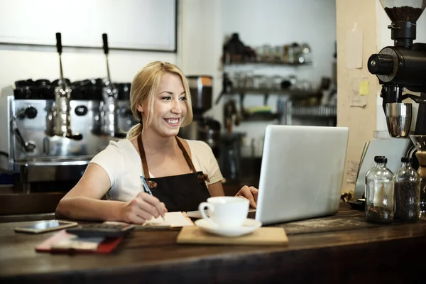 Mujer barista trabajando en la cafetería — Foto de Stock