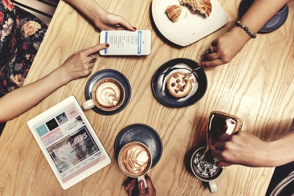 Amigos tendo tempo para café — Fotografia de Stock