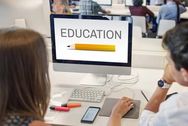 Pessoas usando o computador em classe — Fotografia de Stock