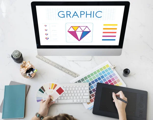 Grafik tablet ile çalışan kadın