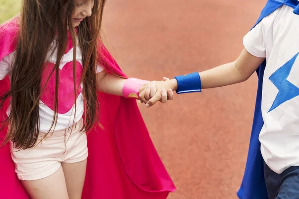 Enfants en costumes super héros — Photo