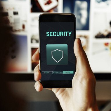 Cep telefonu kullanan adam 