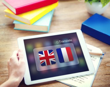  Dijital tablet kullanan adam