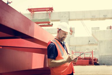 İnşaat işçisi ile mimari planı