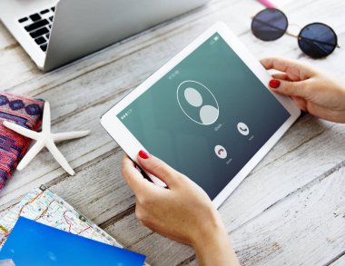 dijital tablet kullanan kadın
