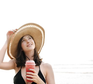 güzel bir kadın içki kokteyl