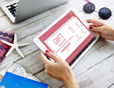 dijital tablet kullanan kadın
