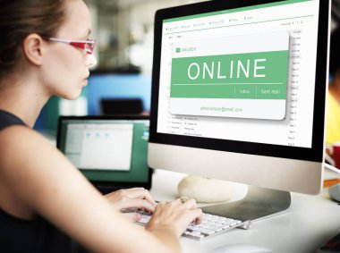 Bilgisayarda çalışan iş kadını 