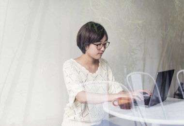 dizüstü bilgisayar kullanan Asyalı kadın