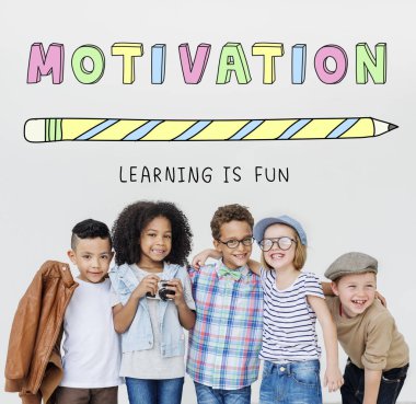 Casual giyinen çocukları iyi eğlenceler