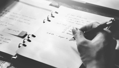 Defterde yazan iş adamı