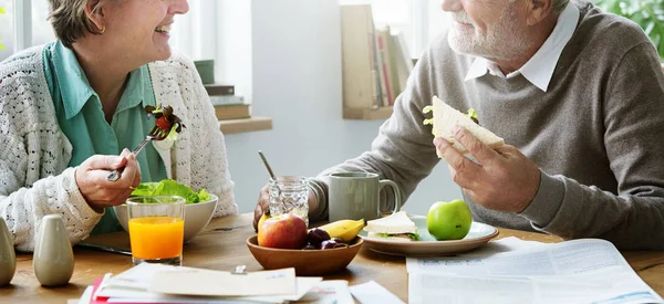 Coppia anziana che fa colazione — Foto Stock