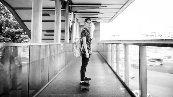 Mooie vrouw rijden skateboard — Stockfoto