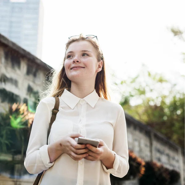 Ragazza utilizzando smartphone — Foto Stock