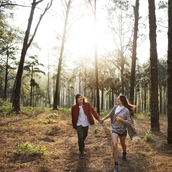 Jovem casal de viajantes na floresta — Fotografia de Stock