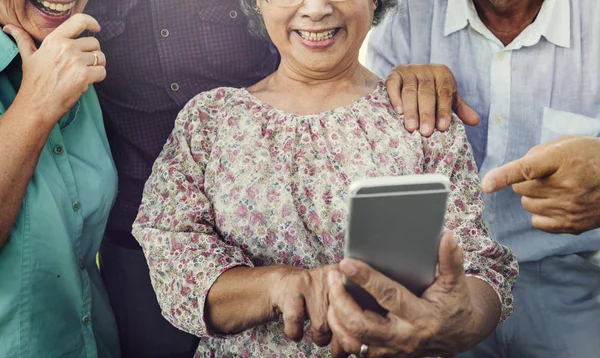 Pension med hjälp av digitala enheter — Stockfoto