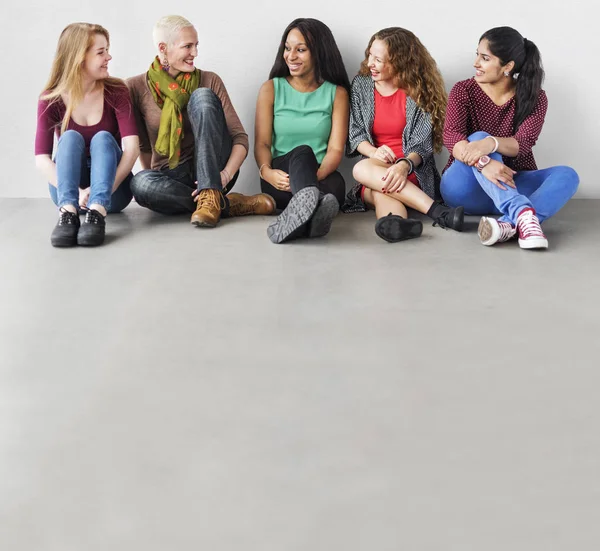 Mulheres senta-se no chão — Fotografia de Stock