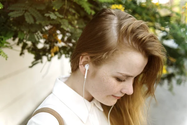 Menina ouvindo música em fones de ouvido — Fotografia de Stock