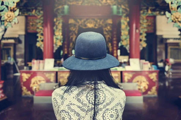 Religieuze vrouw in hoed — Stockfoto