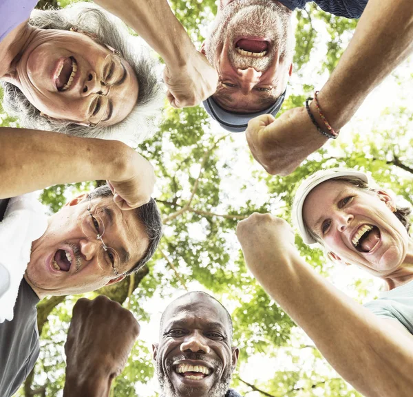 Amigos mayores dándose la mano —  Fotos de Stock