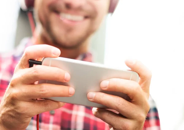 Homem jovem usando dispositivo digital — Fotografia de Stock