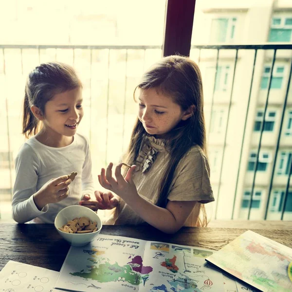 Filles manger des cookies — Photo