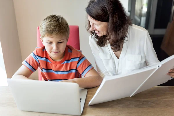 Mamma e figlio passare del tempo insieme — Foto Stock