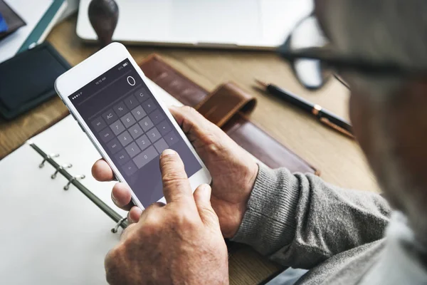 Starší muž procházení mobilní telefon — Stock fotografie