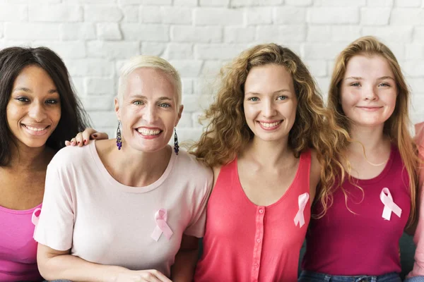 Різноманітність жінок з рожевими стрічками — стокове фото