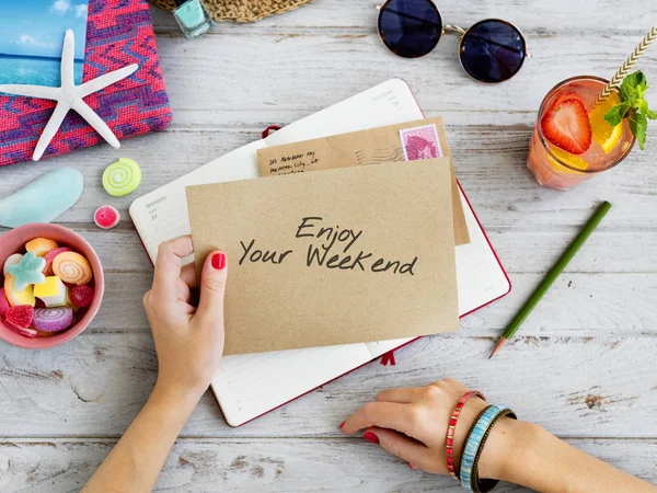 Mujer sosteniendo carta con tarjeta —  Fotos de Stock