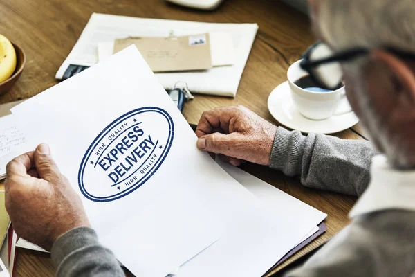 Homem sênior segurando documento em papel — Fotografia de Stock