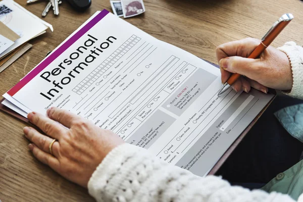 Seniorin schreibt Bewerbungsunterlagen — Stockfoto