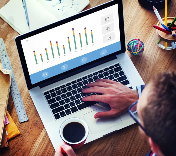 Man met laptop — Stockfoto