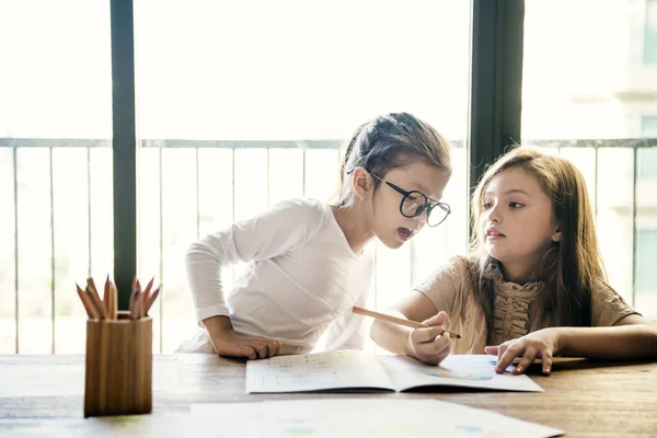 Dibujo de niñas en libro para colorear — Foto de Stock