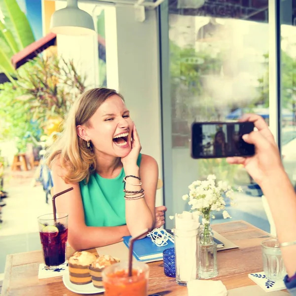 Amigos haciendo foto en smartphone —  Fotos de Stock