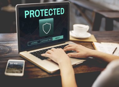 Kafede dizüstü bilgisayar ile çalışan kadın