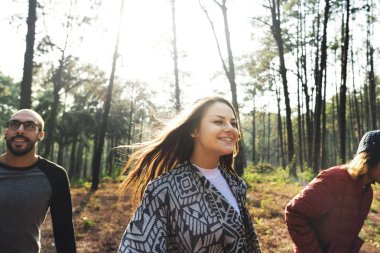 Genç arkadaşlar yolcuları ormandaki