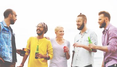 Sahilde içme insanlar