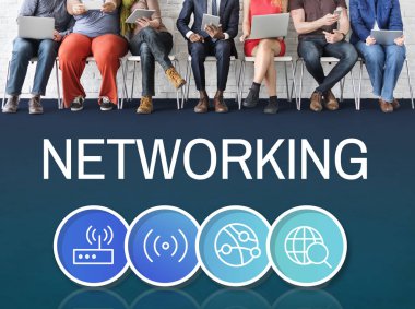 insanlar ile dijital cihazlar iskemlede oturuyor 