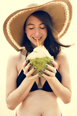 güzel kadın--dan Hindistan cevizi içme 