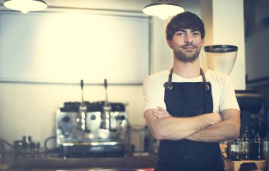 Yakışıklı barista kafede çalışma 