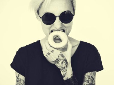 Studio poz dövmeli kadın