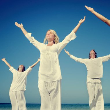 Kumsalda Yoga yapan insanlar