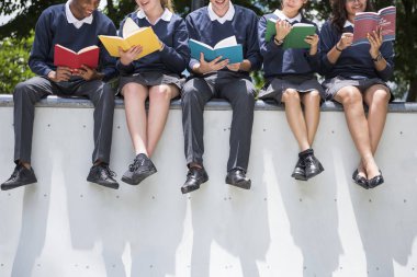 Çeşitli öğrenciler üniversitede üniforma