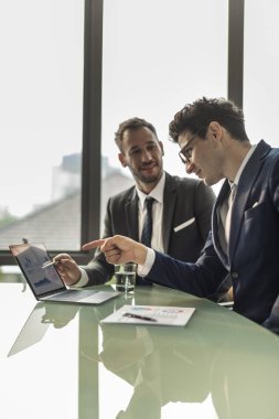 İş erkek toplantıda konuşan