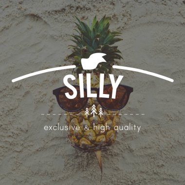 Kum üzerinde komik ananas