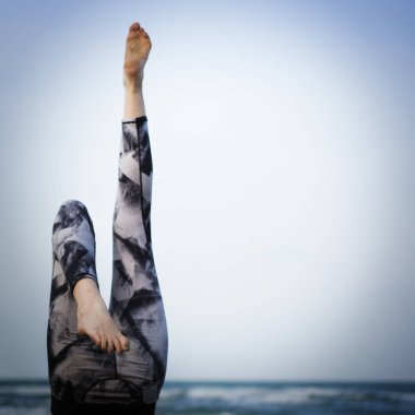esneme yoga egzersiz yapıyor kadın